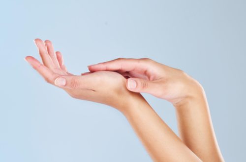 Jakie kosmetyki stosować, aby chronić dłonie przed negatywnym wpływem czynników zewnętrznych, takich jak detergenty czy mróz?