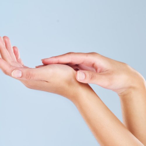 Jakie kosmetyki stosować, aby chronić dłonie przed negatywnym wpływem czynników zewnętrznych, takich jak detergenty czy mróz?