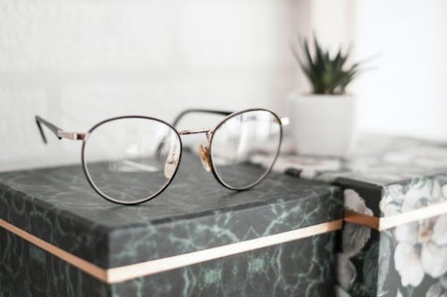 Dobre oprawki do okularów – metalowe czy plastikowe?